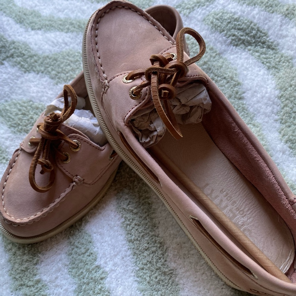 Woman’s Audrey two eyed dusty rose Sperry Topsiders.